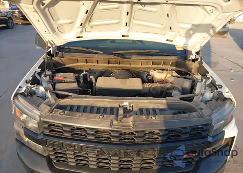 2021 Chevrolet Silverado K1500 Trail Boss Custom z USA, uszkodzony, nr VIN 1GCPYCEF3MZ330447